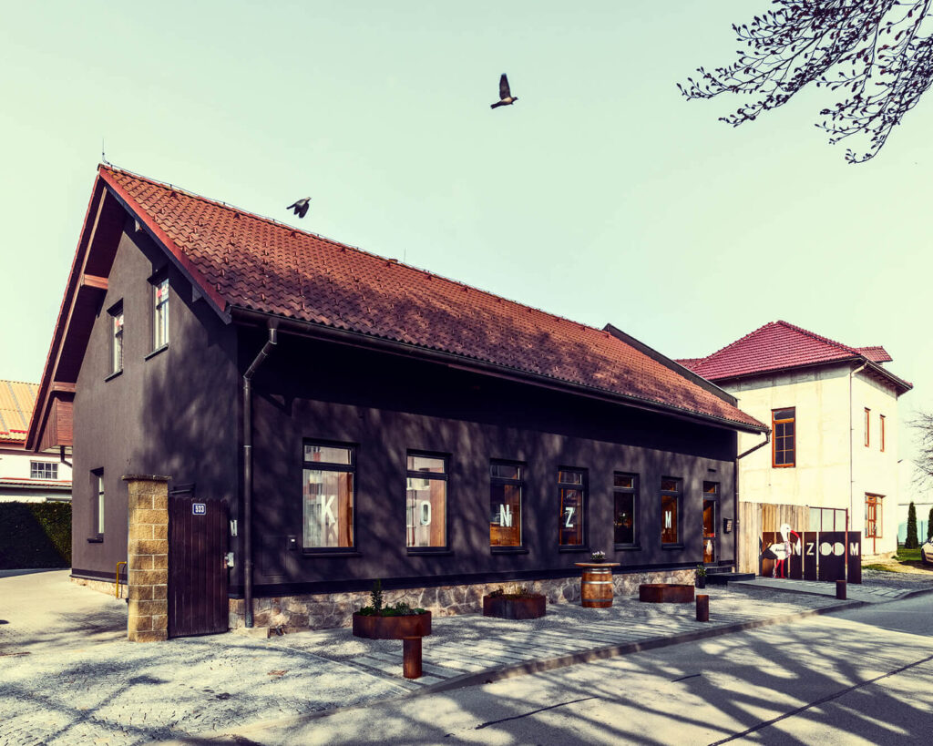 Konzoom - exteriér obchodu s potravinami v Humpolci